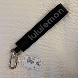 lululemon never lost keychain in black/white